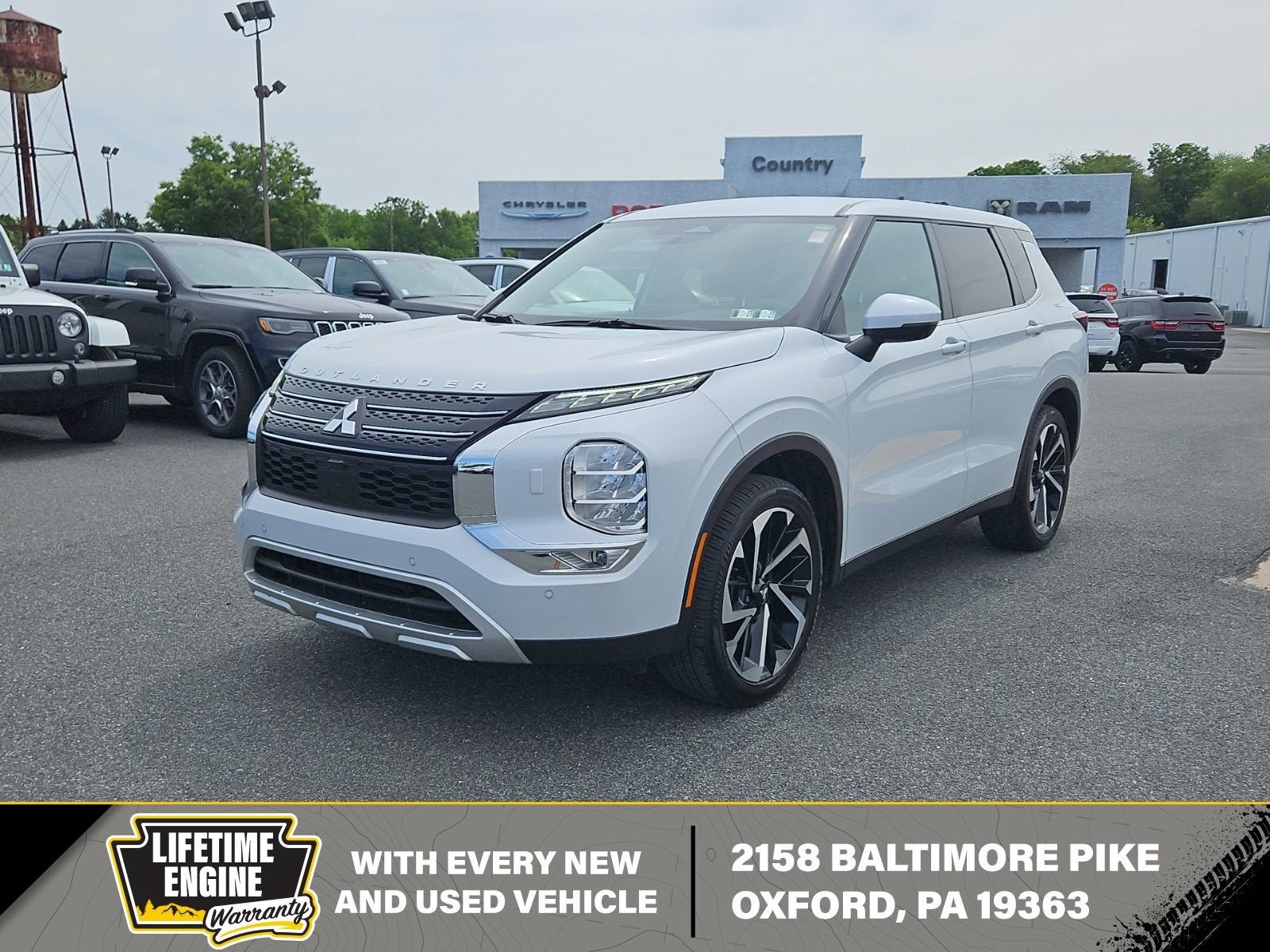 2024 Mitsubishi Outlander SE in White — front three-quarter view